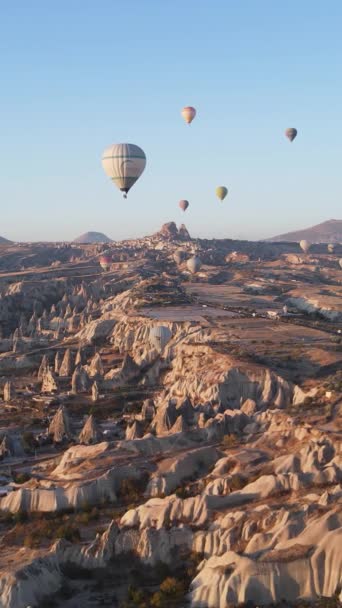 Függőleges videó hőlégballonokról az égen Cappadocia felett, Törökország. — Stock videók