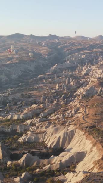 Vertikální video horkovzdušných balónů letících na obloze nad Cappadocia, Turecko. — Stock video