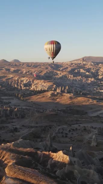 Vertikales Video von Heißluftballons am Himmel über Kappadokien, Türkei. — Stockvideo