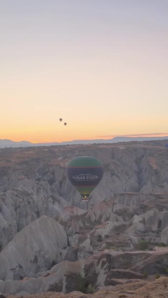 Vídeo vertical de globos de aire caliente volando en el cielo sobre Capadocia, Turquía. — Vídeos de Stock