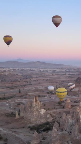 Vertikální video horkovzdušných balónů letících na obloze nad Cappadocia, Turecko. — Stock video