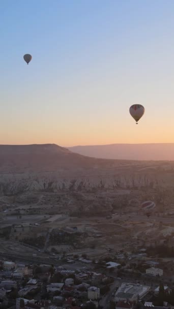 Verticale video van heteluchtballonnen die in de lucht vliegen boven Cappadocia, Turkije. — Stockvideo