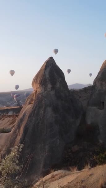 Verticale video van heteluchtballonnen die in de lucht vliegen boven Cappadocia, Turkije. — Stockvideo