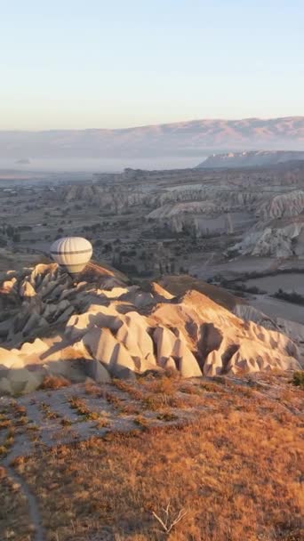 Vídeo vertical de globos de aire caliente volando en el cielo sobre Capadocia, Turquía. — Vídeos de Stock