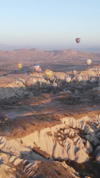 Vertikales Video von Heißluftballons am Himmel über Kappadokien, Türkei. — Stockvideo
