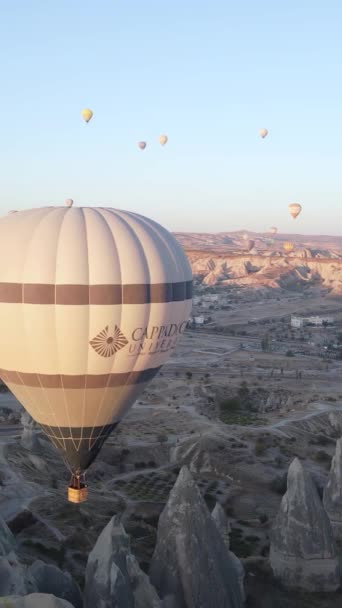 Вертикальное видео воздушных шаров, летающих в небе над Каппадокией, Турция. — стоковое видео