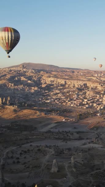 Vertikální video horkovzdušných balónů letících na obloze nad Cappadocia, Turecko. — Stock video