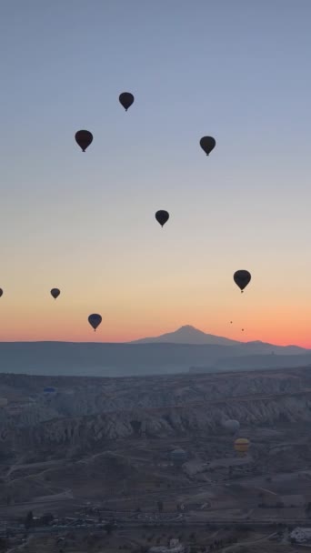 Vertikal video av varmluftsballonger som flyger på himlen över Kappadokien, Turkiet. — Stockvideo