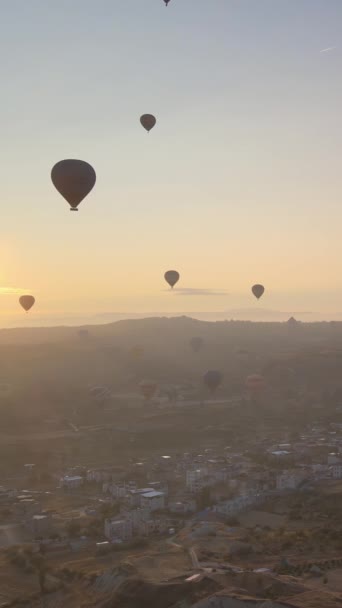 Verticale video van heteluchtballonnen die in de lucht vliegen boven Cappadocia, Turkije. — Stockvideo