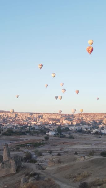 Video verticale di mongolfiere che volano nel cielo sopra la Cappadocia, Turchia. — Video Stock