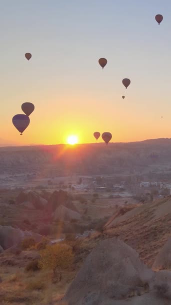 Vídeo vertical de globos de aire caliente volando en el cielo sobre Capadocia, Turquía. — Vídeos de Stock