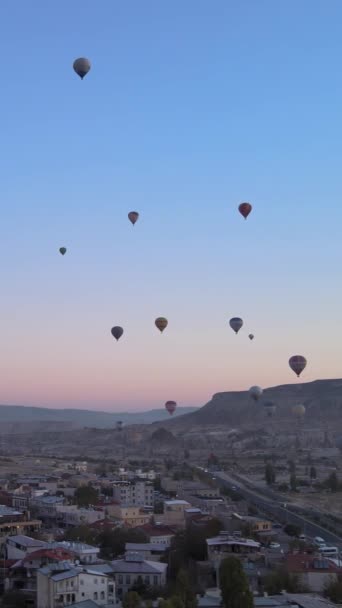Vídeo vertical de globos de aire caliente volando en el cielo sobre Capadocia, Turquía. — Vídeo de stock