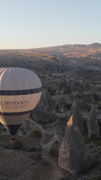 Türkiye 'nin Kapadokya üzerinde gökyüzünde uçan sıcak hava balonlarının dikey videosu. — Stok video