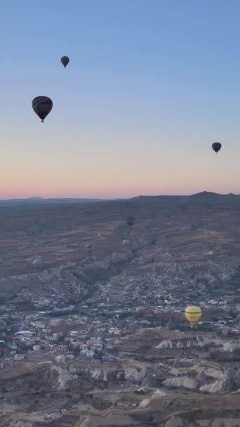 Pionowe wideo balonów latających na niebie nad Kapadocją, Turcja. — Wideo stockowe