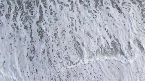 Морська вода біля берега протягом дня — стокове відео