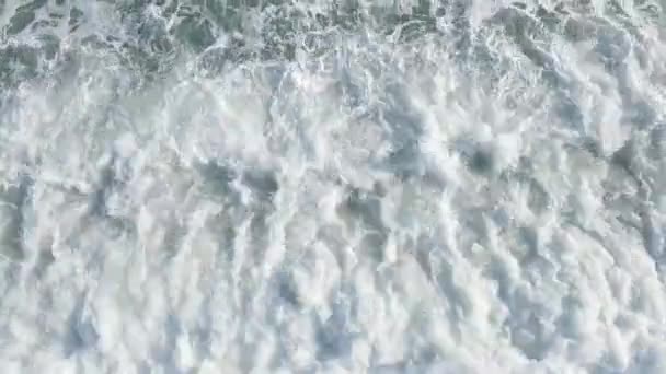 Gün boyunca kıyıya yakın deniz suyu — Stok video