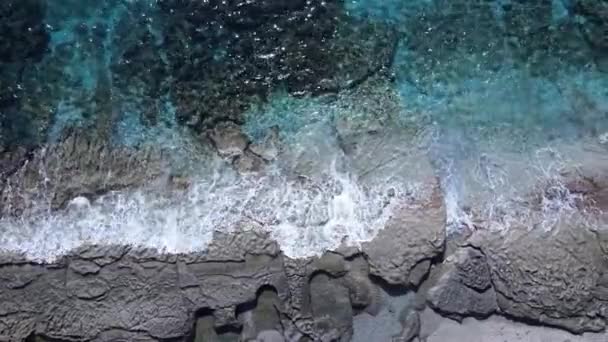 낮 에는 해변 근처의 바닷물 — 비디오