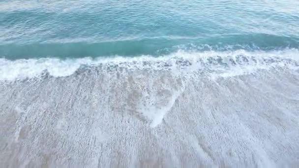 Havsvatten nära stranden under dagen — Stockvideo