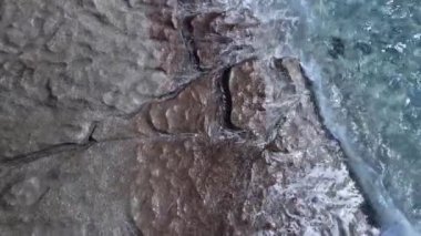 Gün boyunca kıyıya yakın deniz suyu