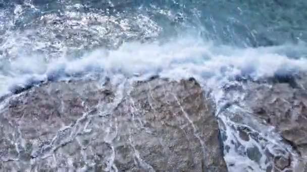 Meerwasser am Tag in Küstennähe — Stockvideo