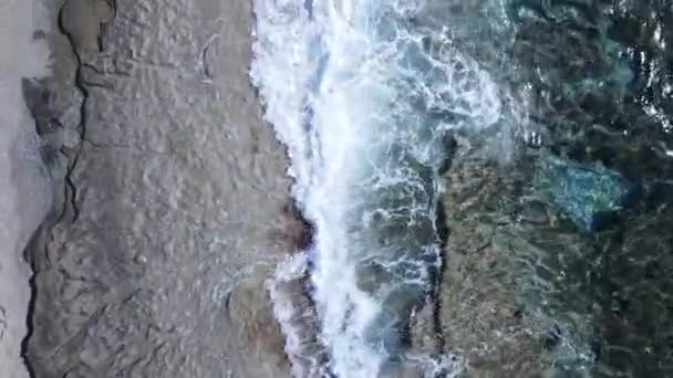 Havsvatten nära stranden under dagen — Stockvideo