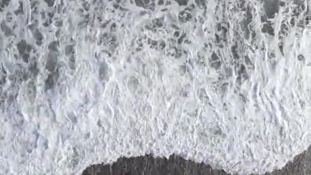 Eau de mer près du rivage pendant la journée — Video