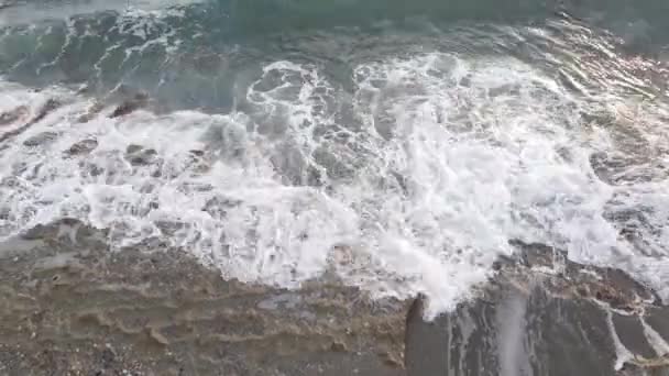 Havsvatten nära stranden under dagen — Stockvideo