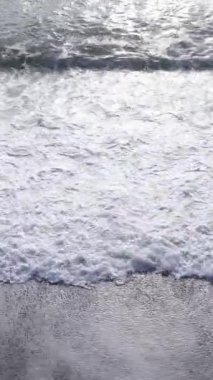 Kıyıya yakın denizin dikey videosu