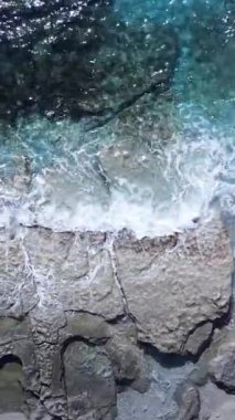 Kıyıya yakın denizin dikey videosu