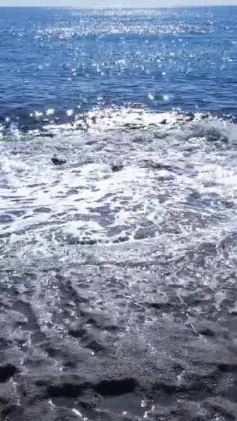 Video verticale del mare vicino alla riva — Video Stock