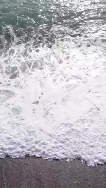 Vídeo vertical do mar perto da costa — Vídeo de Stock