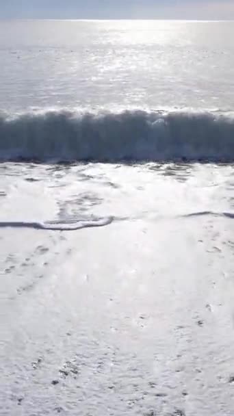 Kıyıya yakın denizin dikey videosu — Stok video