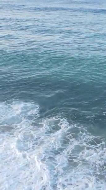 近岸海面的垂直录像 — 图库视频影像