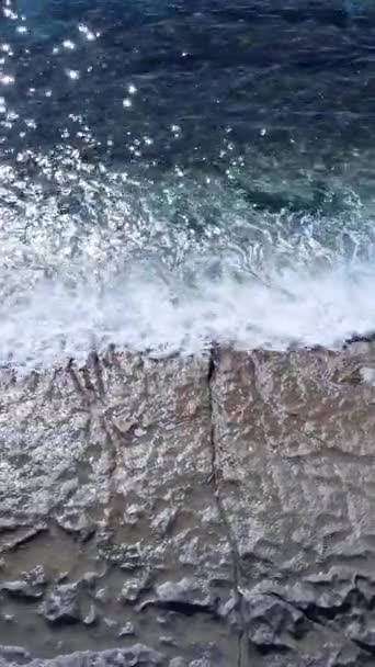 किनारपट्टीजवळ समुद्राचा अनुलंब व्हिडिओ — स्टॉक व्हिडिओ