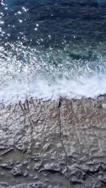 Vertikal video av havet nära stranden — Stockvideo