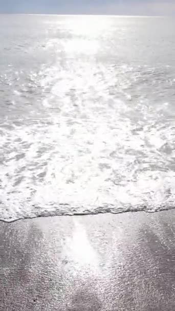 Vertikal video av havet nära stranden — Stockvideo