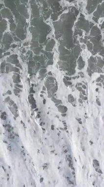 Kıyıya yakın denizin dikey videosu