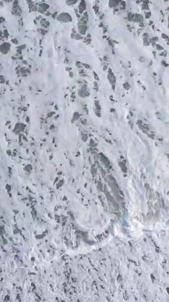 Вертикальное видео моря у берега — стоковое видео