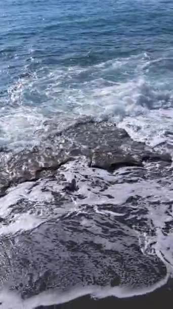 Vidéo verticale de la mer près du rivage — Video