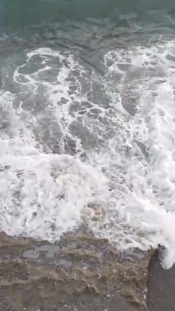 Vertikal video av havet nära stranden — Stockvideo