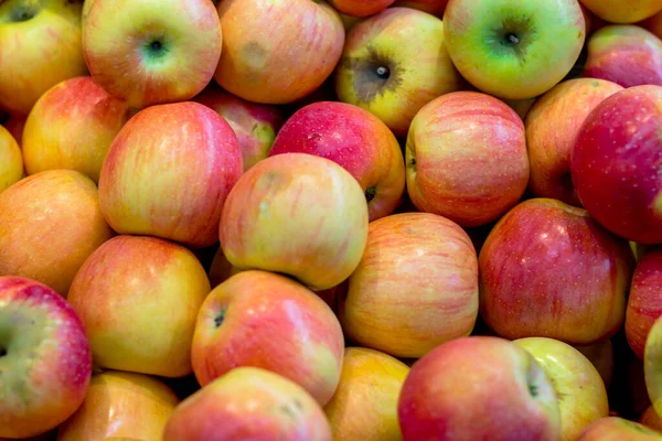 Jede Menge Äpfel Auf Der Ladentheke Des Supermarktes Muster Aus — Stockfoto