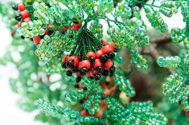 Rowan boncuğu. Kendi ellerinle güzel boncuklu ağaç. İç mekan için dekoratif dağ külleri..