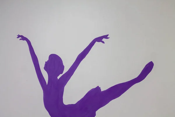 Sylwetka Baleriny Pomalowanej Ścianie Dekoracje Studia Baletowego Fioletowy Rysunek Baleriny — Zdjęcie stockowe