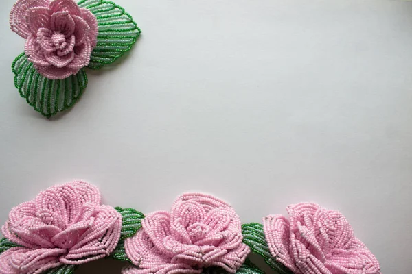 Rosas Rosa Contas Contexto Leve Moldura Floral Com Lugar Para — Fotografia de Stock
