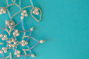 Mavi arkaplanda beyaz kar taneleri. İyi yeni yıl ruhu. Reklamcılık için Noel arkaplanı.