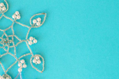 Mavi arka planda beyaz kar tanesi. İyi yeni yıl ruhu. Reklamcılık için Noel arkaplanı.