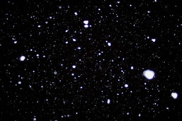 Weiße Schneeflocken Auf Schwarzem Hintergrund Nachtaufnahmen Hintergrund Für Ihr Design lizenzfreie Stockfotos