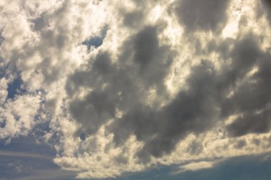 Mavi gökyüzündeki güneş ışınlarında sirus bulutları. Güzel gün batımı