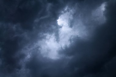 Yağmurdan önce bulutlu gökyüzünün atmosferi. Huysuz, doğal hava durumu. Dramatik fırtına bulutlu ve karanlık gökyüzü. Gün batımında kara bulutlar.