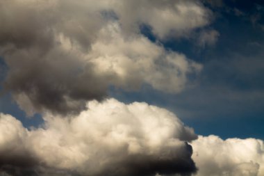 Bulutlar beyaz ve karanlık. Gökyüzü yağmurdan önce. bulutlu.